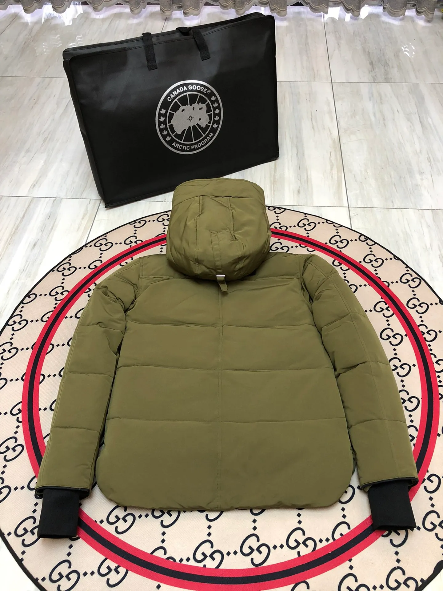 P640 Canada Goose MacMillan parka 17 styles for men and women, short style without fur collar, Arctic and Antarctic scientific expedition teams and others choose Canada Goose as their winter wear, the Rolls-Royce of down jackets. ➖ Industry-leading anti-counterfeiting chip sensing. ➖ Imported Behringer embroidery machines and customized embroidery labels, the highest level and industry leading. ➖ Imported Korean 21-count polyester-cotton blended original fabric, TC85 waterproof coated fabric, water-repellent, windproof and wear-resistant. ➖ The new national standard 80 white duck down is filled with an average of 520 grams of down. The amount of down filled is industry-leading. ➖ 100% nylon lining with double double-layer sealing design to prevent velvet running, and seamless thread design on the cuffs! ➖ Western Canadian Green Wolf Collar. ➖ Yoshida YKK provides original factory-customized electroplated sliders. YKK two-way lockable zippers are tight and smooth and do not peel off paint. ➖ 3M composite Velcro is durable and the accessories and hardware are all custom-made. Note: Our copywriting is only simple and clear. Instead of bragging about the copywriting, it is better to compare and understand with samples. Only for the purest goose, the most dedicated, the most professional, the highest quality, the highest cost performance! Color: green gray red off-white navy black SIZE: S-XXL [with size chart]
